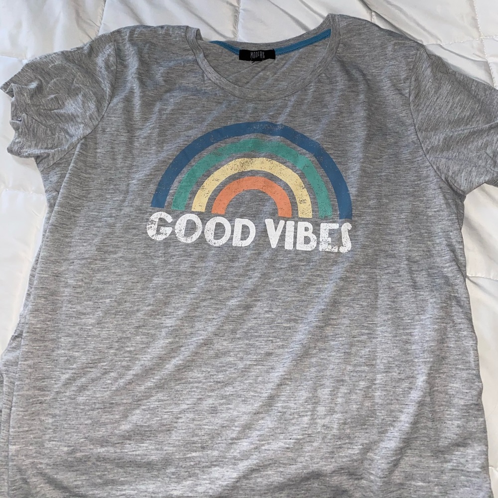 gray short sleeve shirt